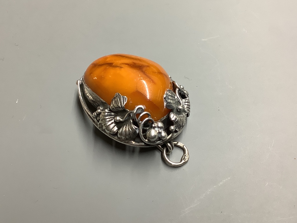 A 925 mounted amber pendant, 39 mm, gross weight 14 g.